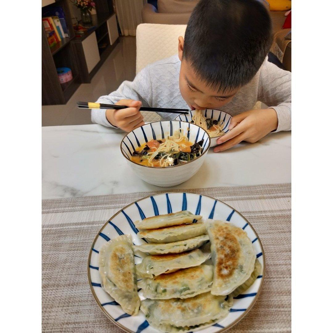 馄饨皮韭菜盒子-这个做法省钱还美味！