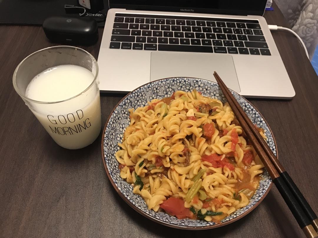 孩子说至少可以卖118元且必须光盘的好吃意大利面🍝——番茄鳀鱼螺丝粉