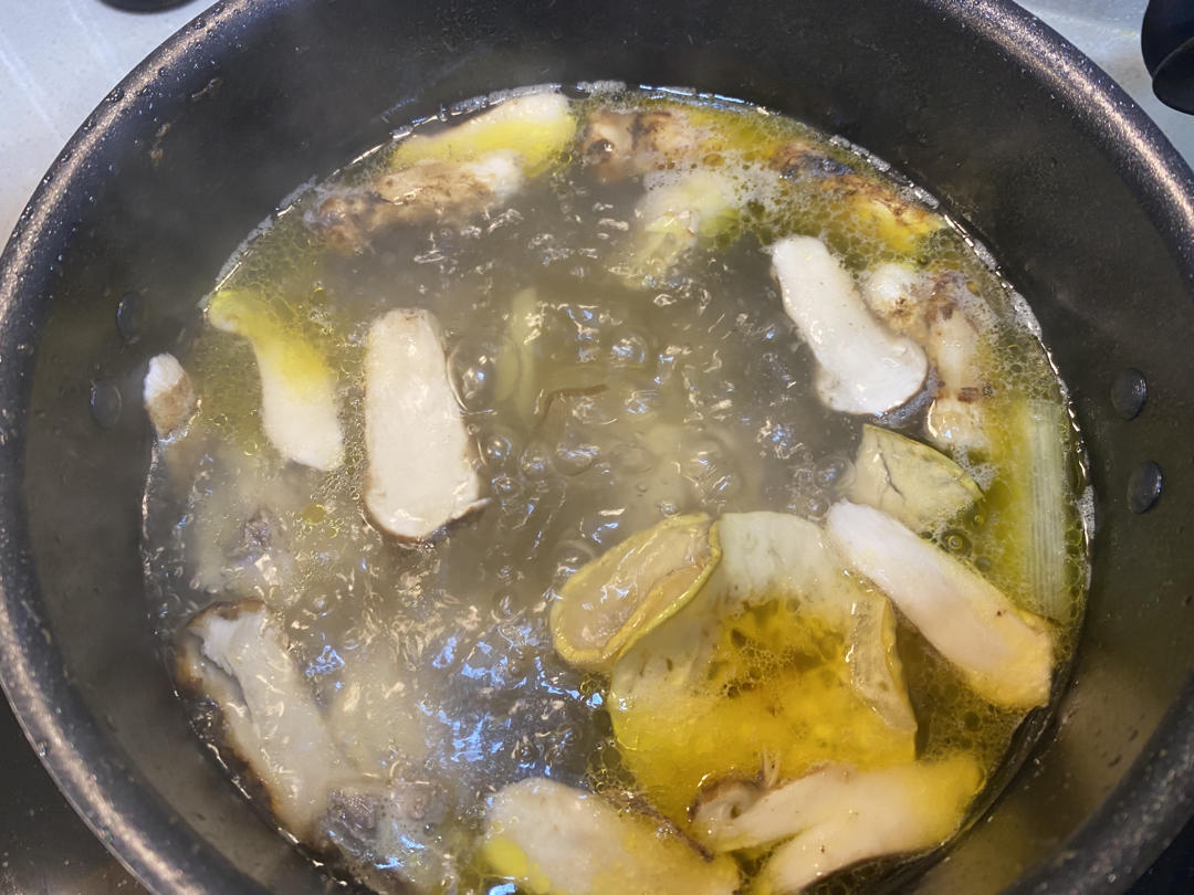 滋补姬松茸鸡汤