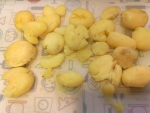 葱香椒盐小土豆的做法 步骤2