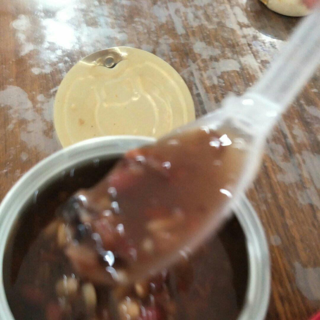 黑米桂圆红枣枸杞粥