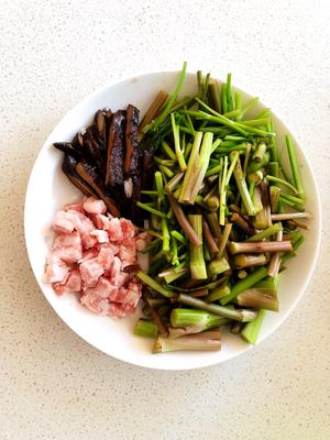 小炒野生水芹菜的做法 步骤1