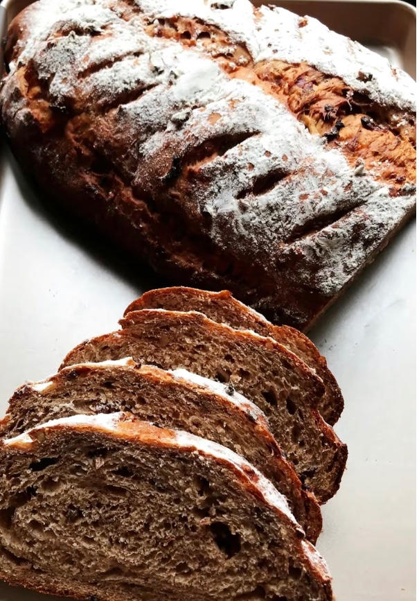 香气四溢松软的红糖桂圆核桃面包