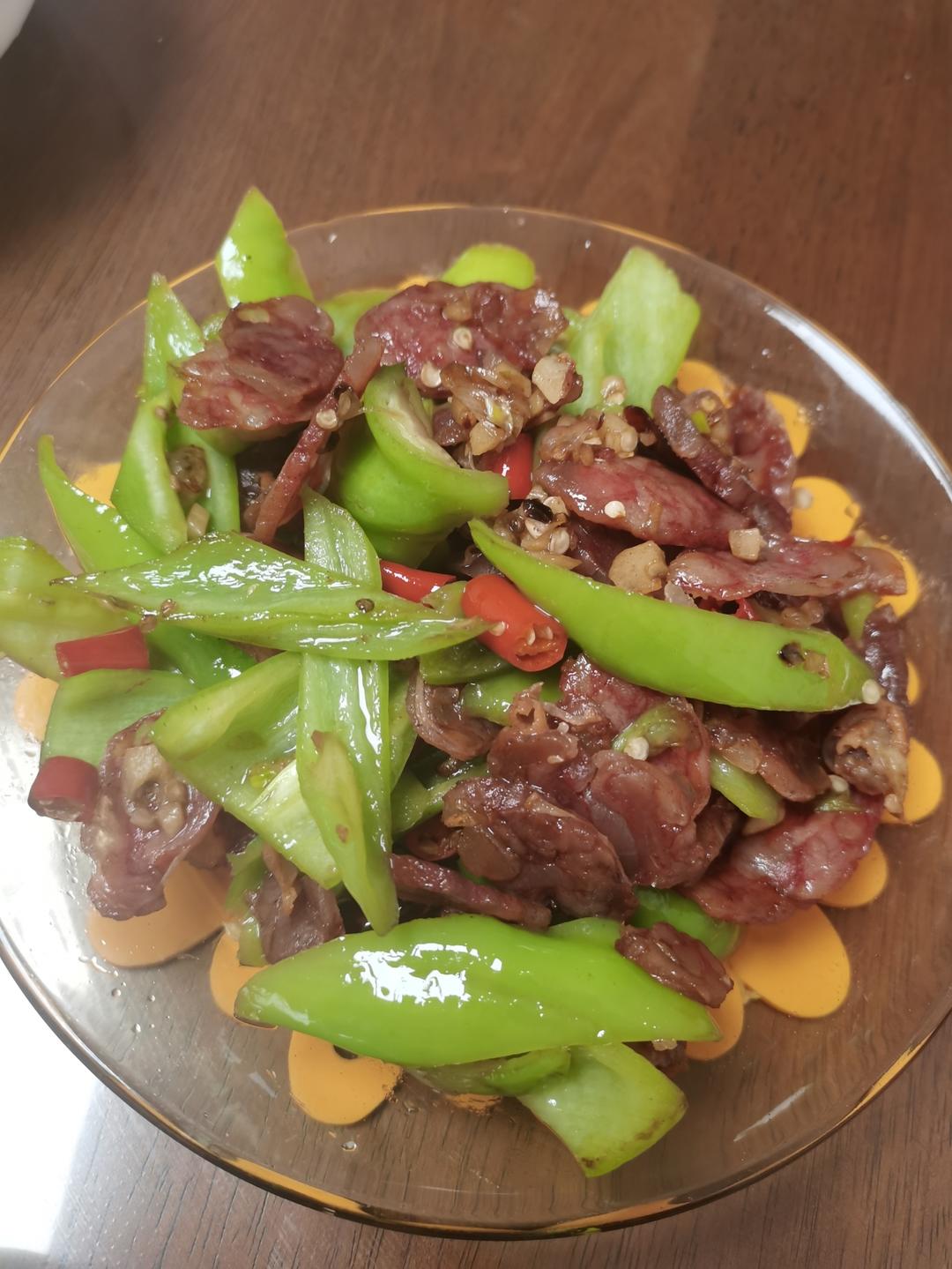 腊肠炒青椒