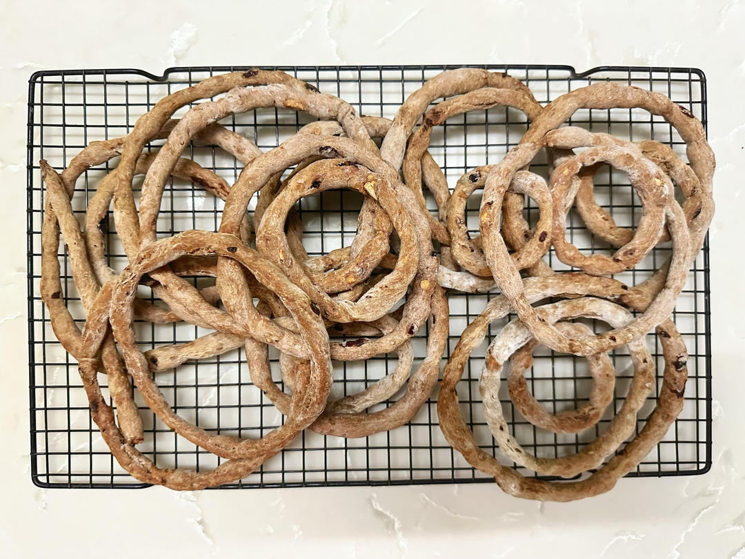 不用厨师机只需一次发酵的零食面包——黑麦核桃圈