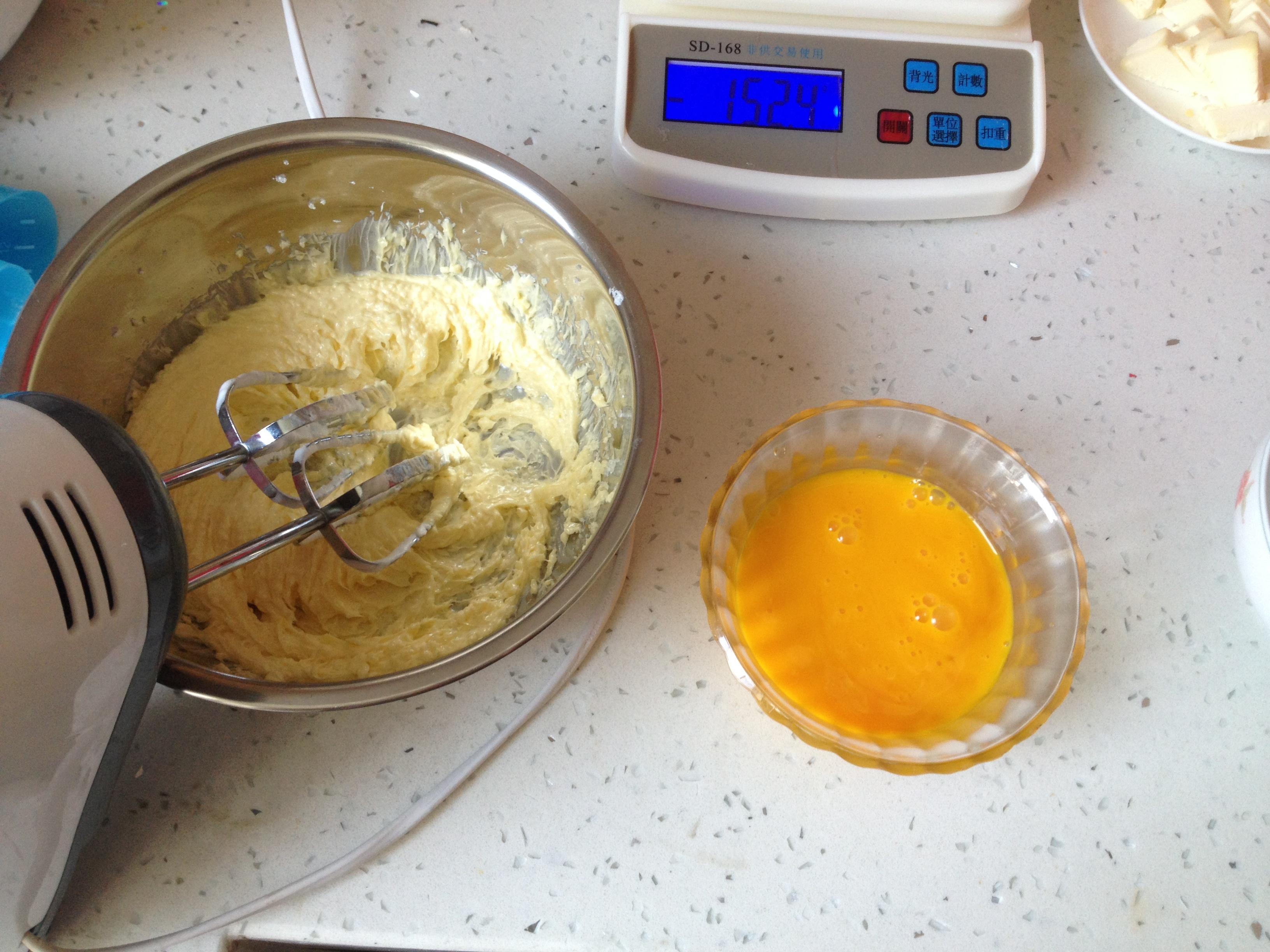 重油轻乳酪磅蛋糕（不用泡打粉）的做法 步骤4