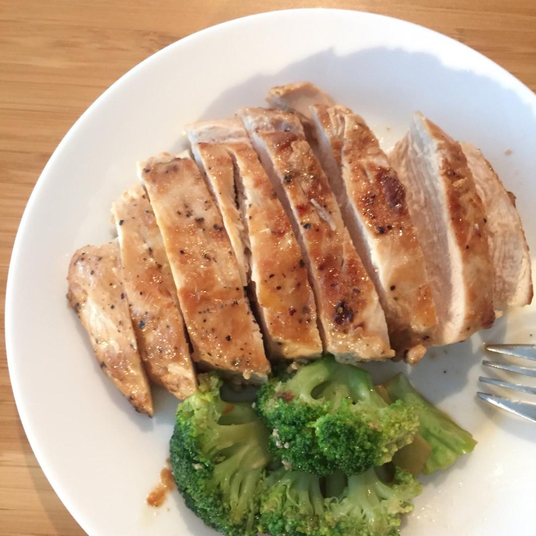 健身厨男版：香煎滑嫩鸡胸肉，全网最流行的鸡胸吃法！