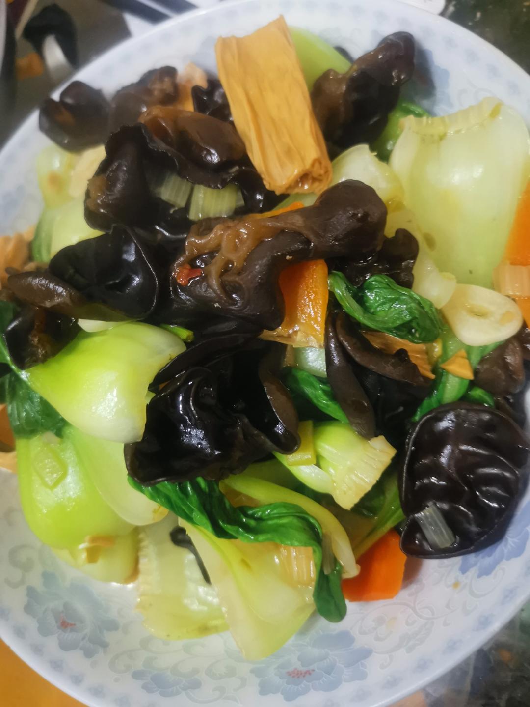 腐竹、青菜、黑木耳炒胡萝卜、肉片  [ 营养均衡一菜搞定 ]