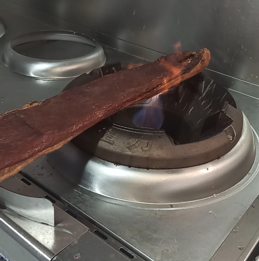 腊肉烹饪前的烧洗流程的做法 步骤1