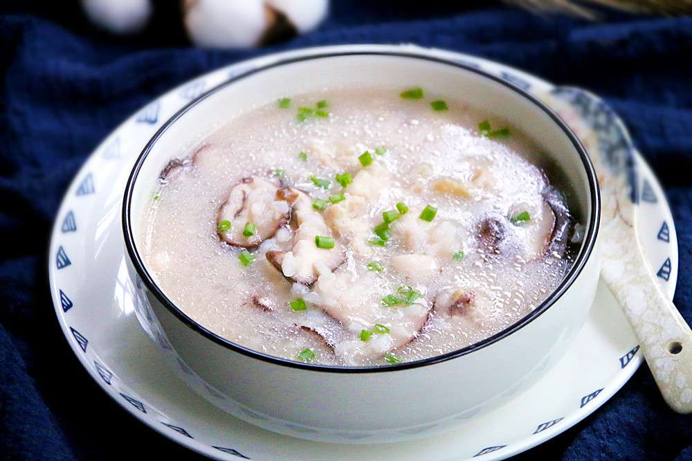 用剩米饭煮一锅香菇滑鸡粥粥，养胃、开胃皆宜的鲜粥。的做法