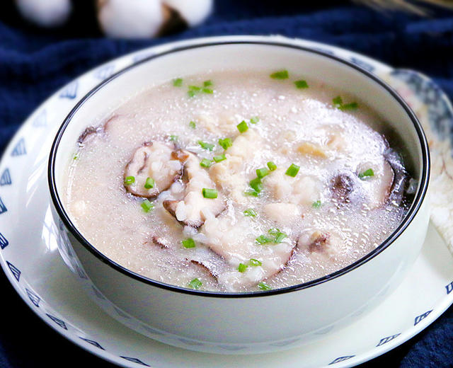用剩米饭煮一锅香菇滑鸡粥粥，养胃、开胃皆宜的鲜粥。