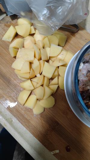 一个电饭煲就能搞定的土豆炖排骨的做法 步骤1