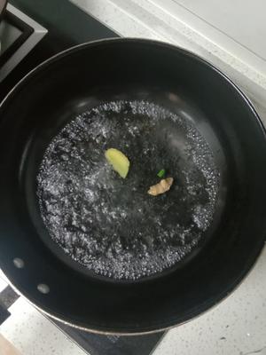 洋葱，青红椒炒花甲的做法 步骤2