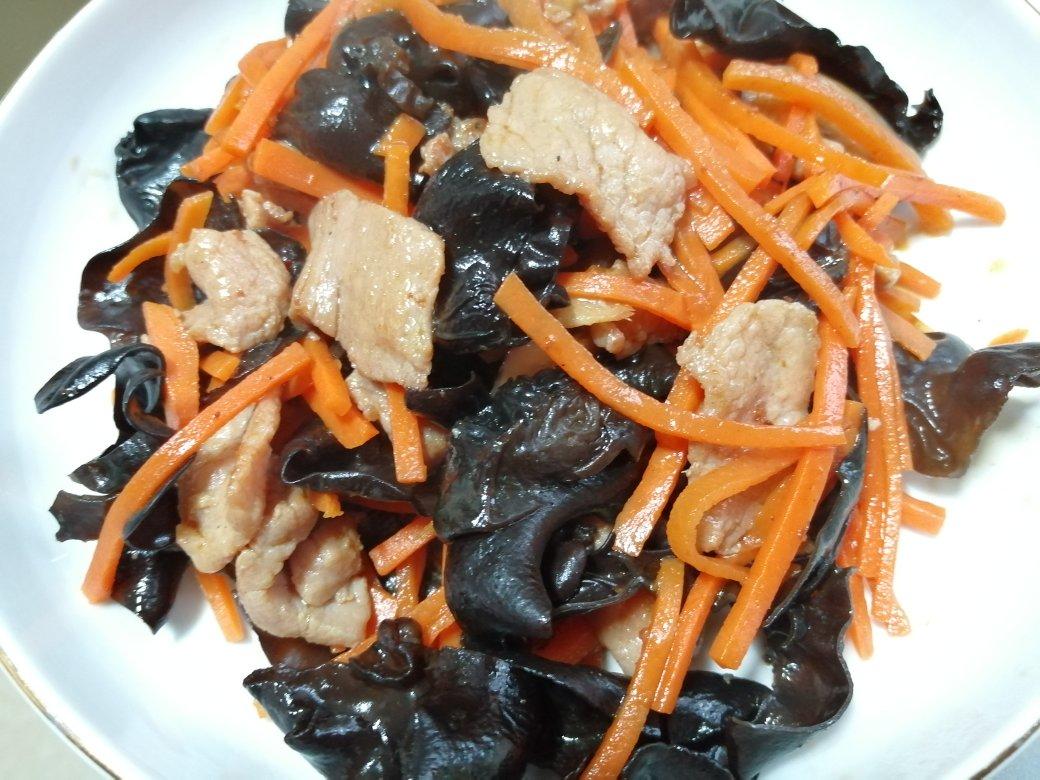 胡萝卜丝炒木耳