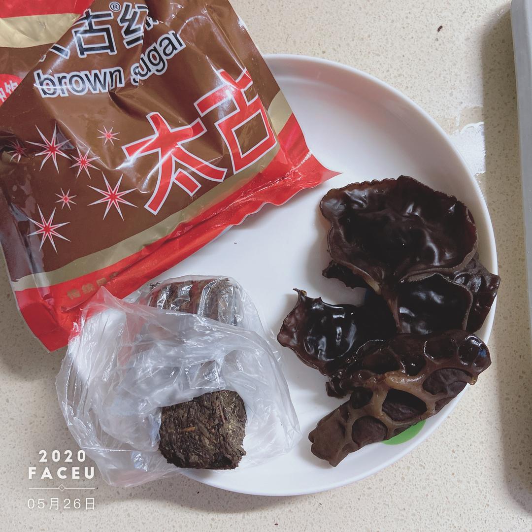 活血暖胃丨木耳红糖茶的做法 步骤1