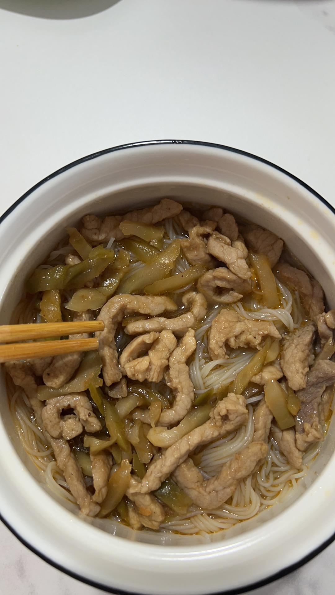 教你在家也可以做的榨菜肉丝面，香辣开胃，面条好吃到连汤都不剩