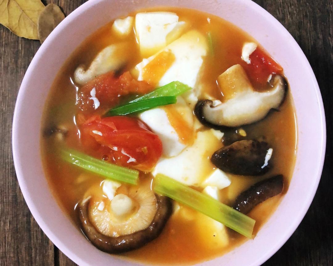 减肥减脂快手菜🍅番茄蘑菇豆腐芹菜汤的做法