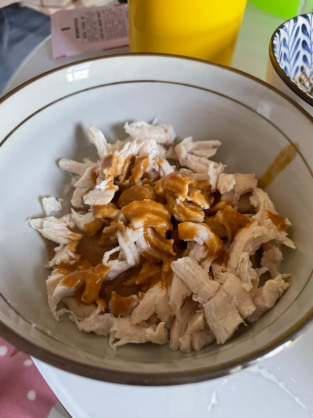 手撕麻辣鸡丝，麻麻辣辣的感觉很夏天