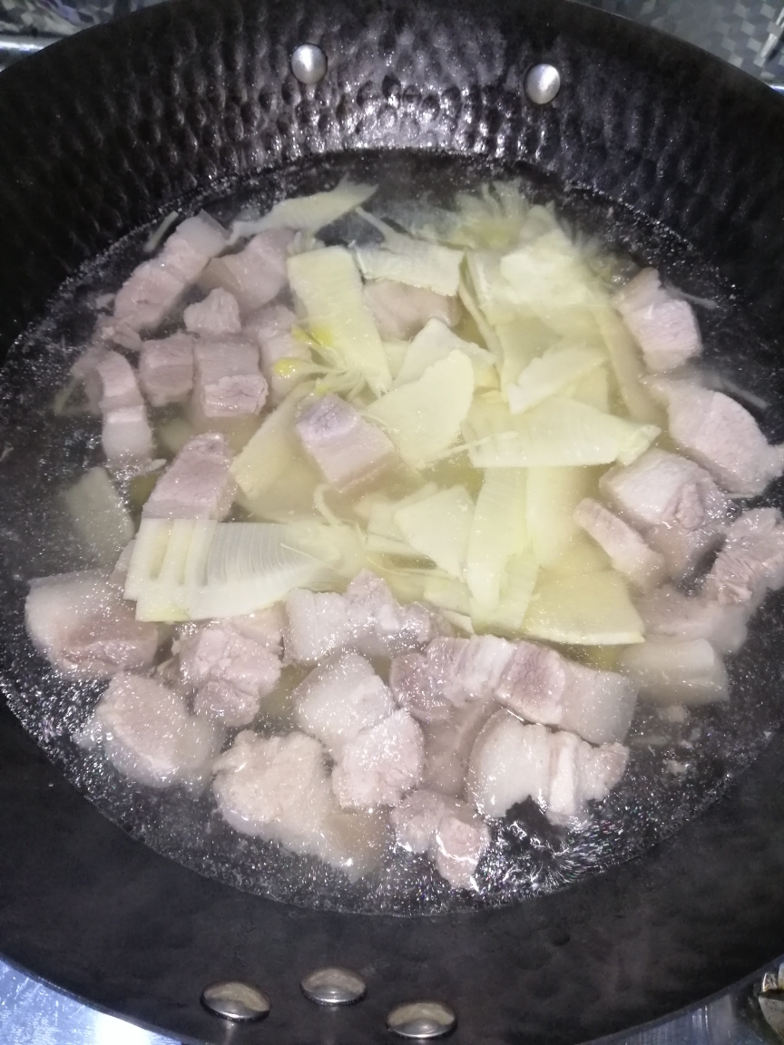 红烧肉焖冬笋（无油水煮版）的做法 步骤4