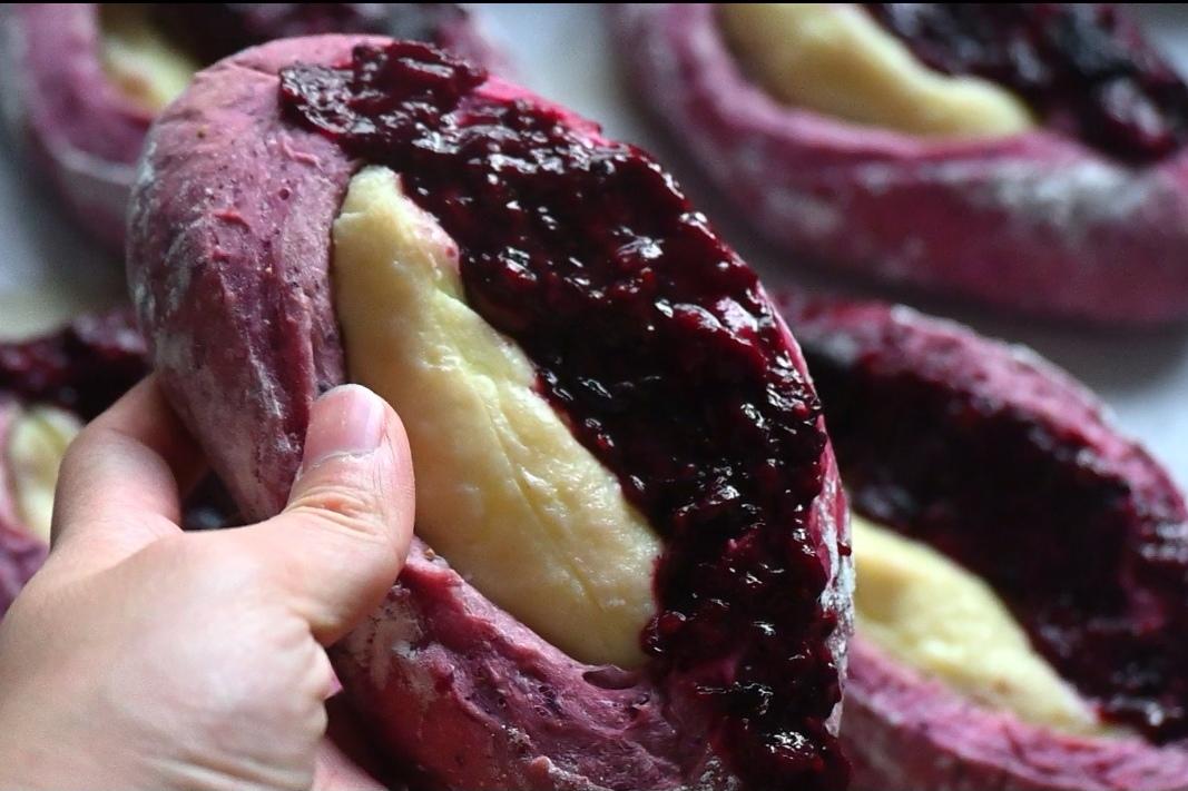 酸酸甜甜奶香浓郁的蓝莓乳酪软欧面包！