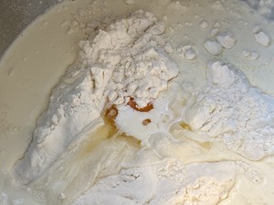 咸蛋黄奶酥面包（免模具）的做法 步骤2