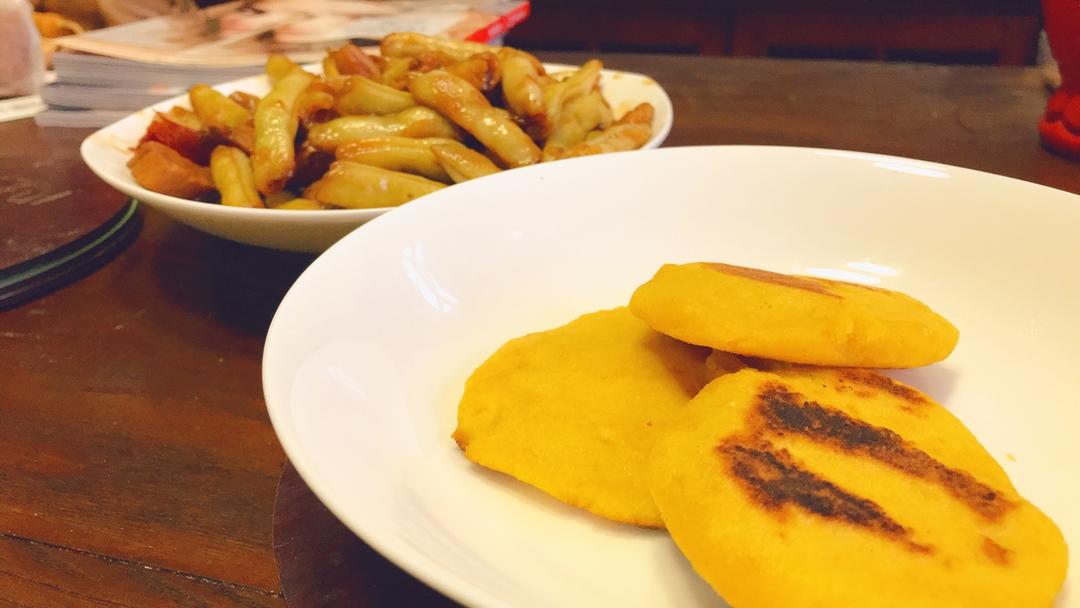 农家乐中的锅贴饼子（玉米饼子 大饼子）