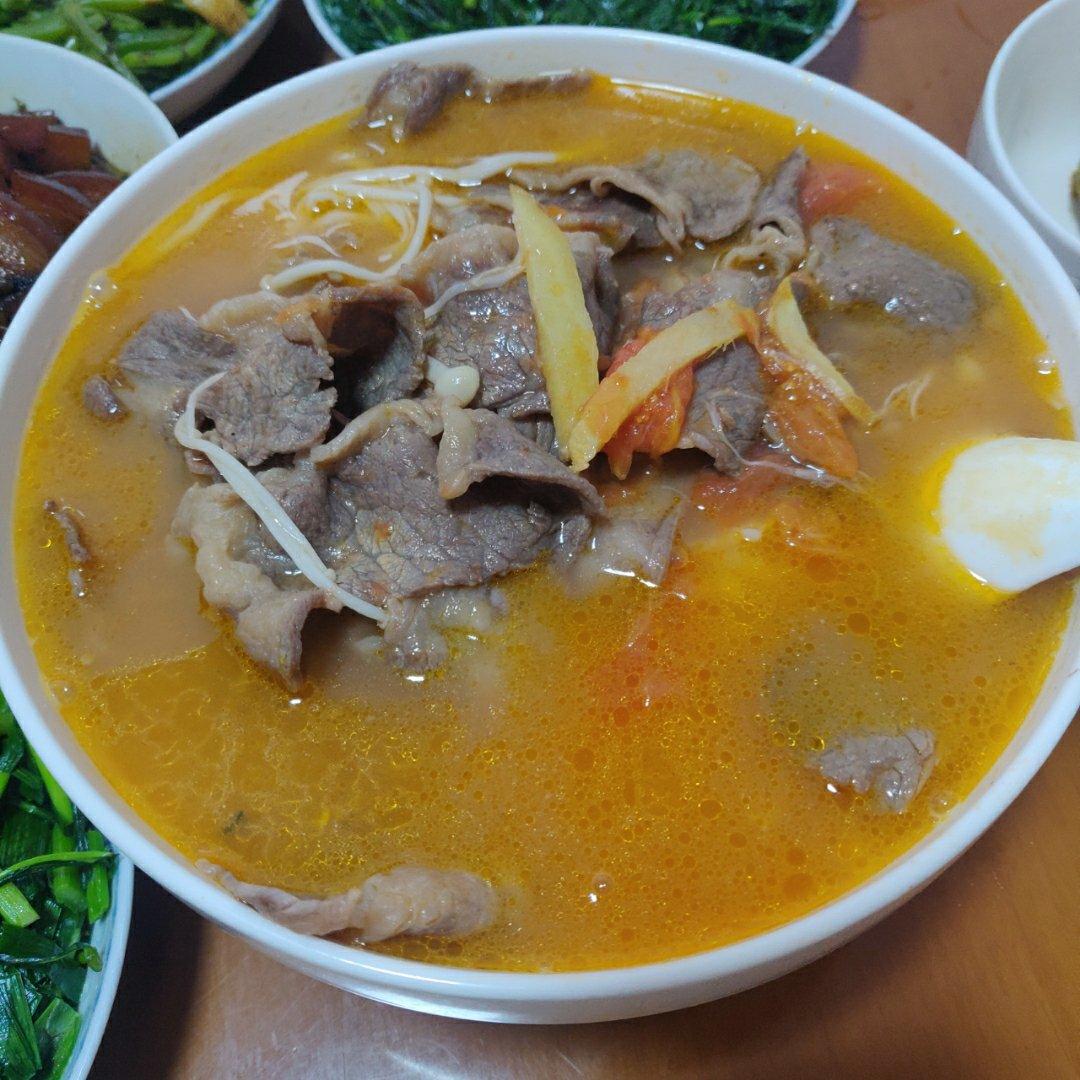 金针菇肥牛番茄锅