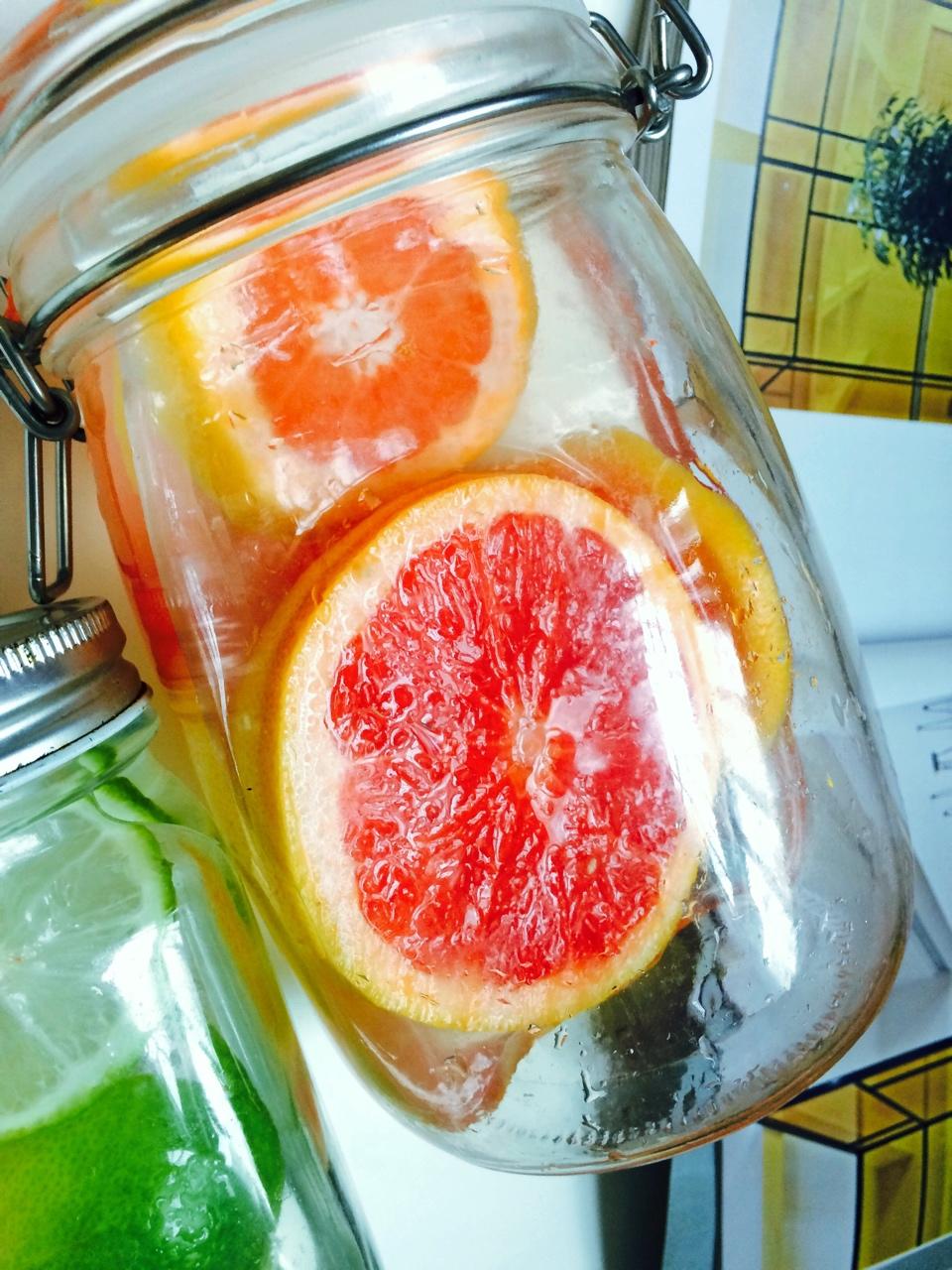 躲在透明的玻璃罐里乘个凉