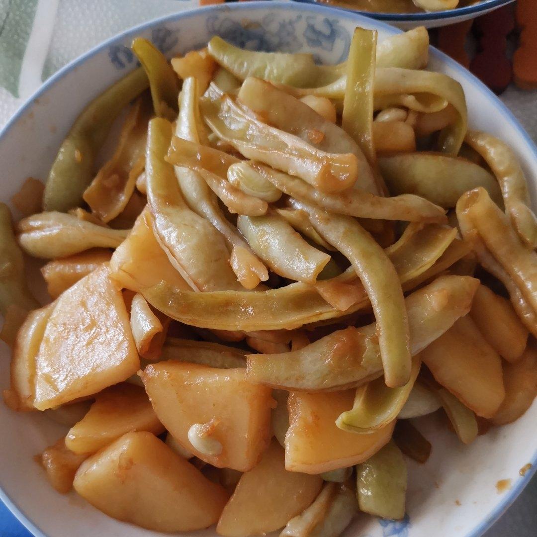 豇豆炒土豆是很神奇的一道菜, 没有一丁点肉, 却好吃到爆
