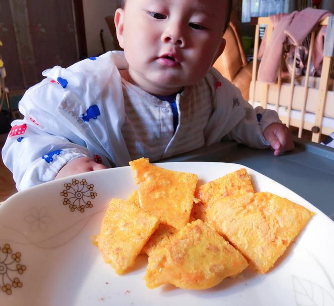 宝宝辅食-胡萝卜洋葱银鱼蛋黄小饼的做法