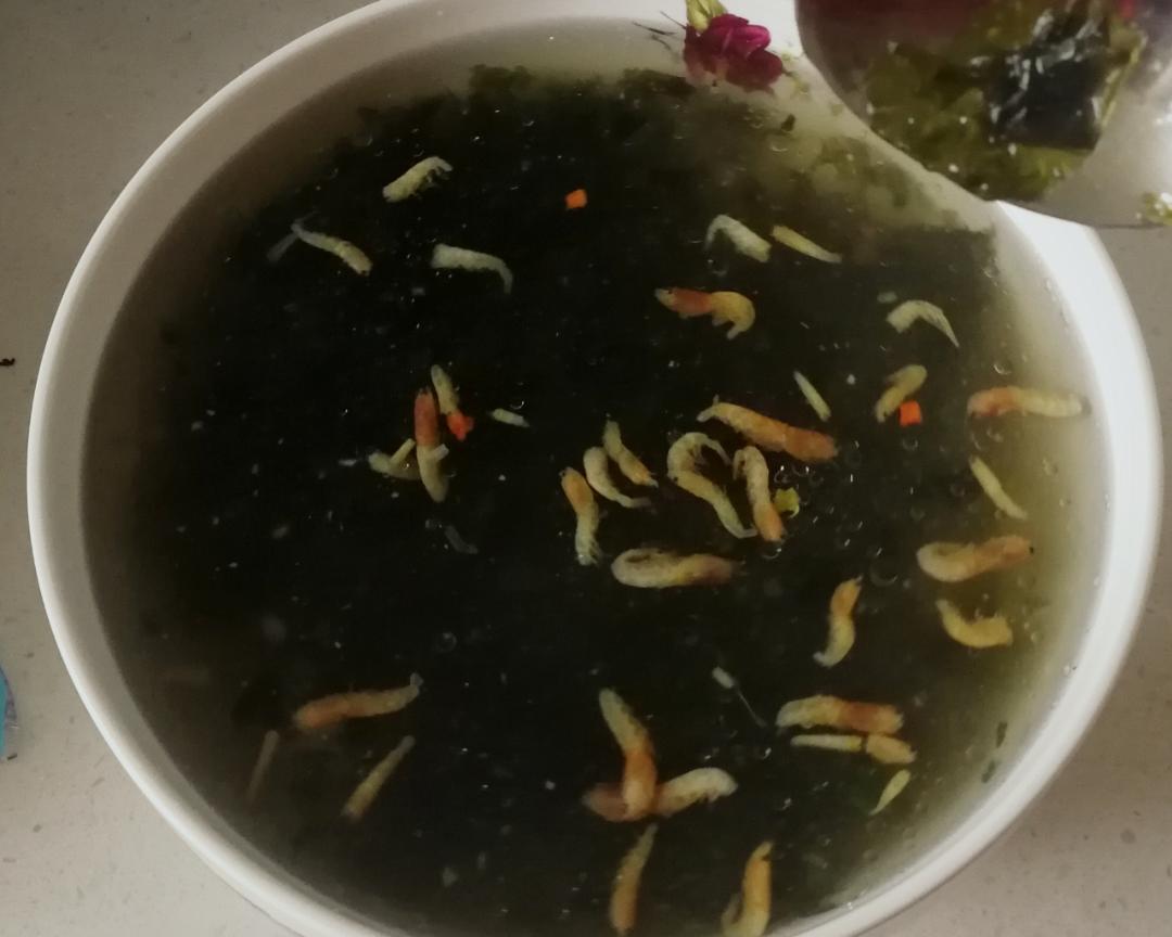 紫菜汤（一包速食紫菜变一家人可以喝的量）