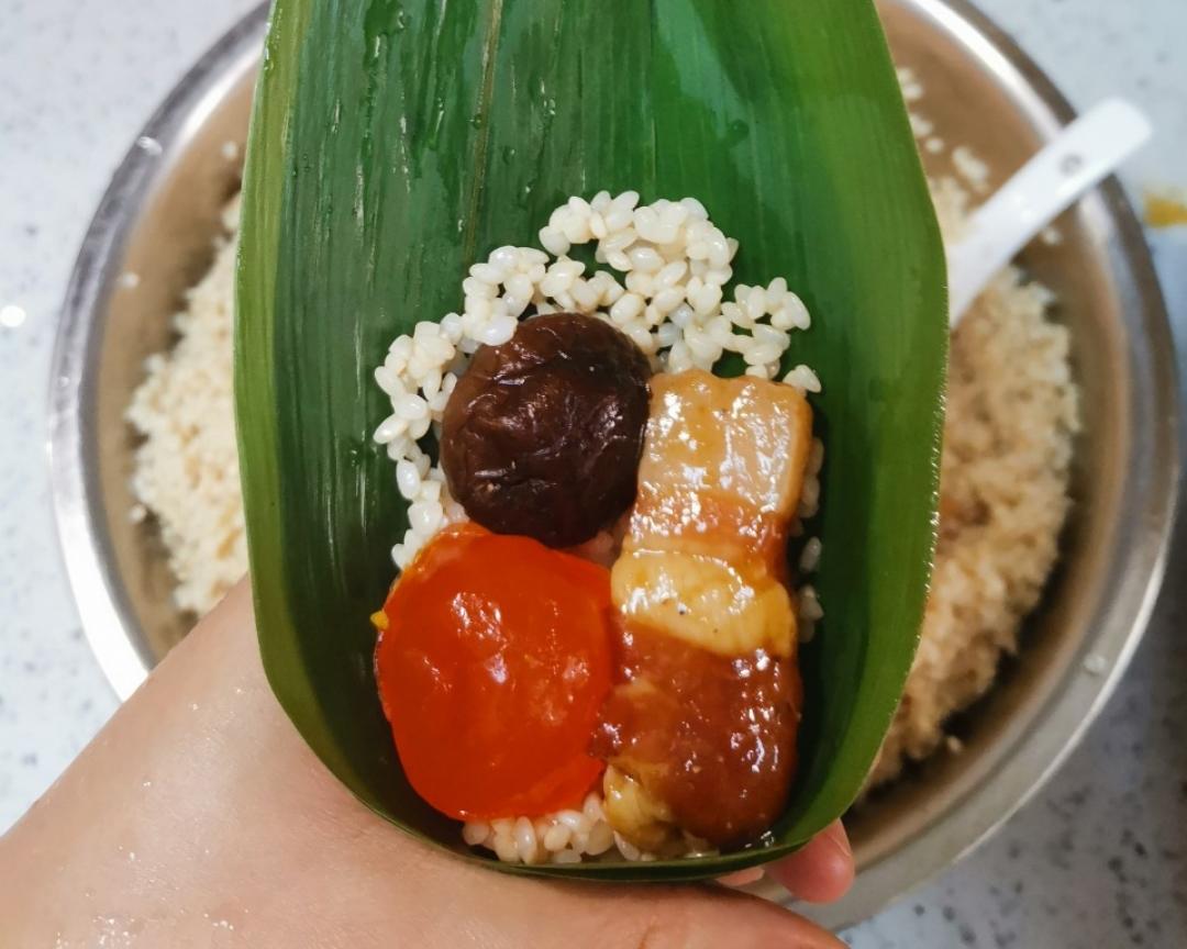 草莓点菜～～蛋黄粽的做法