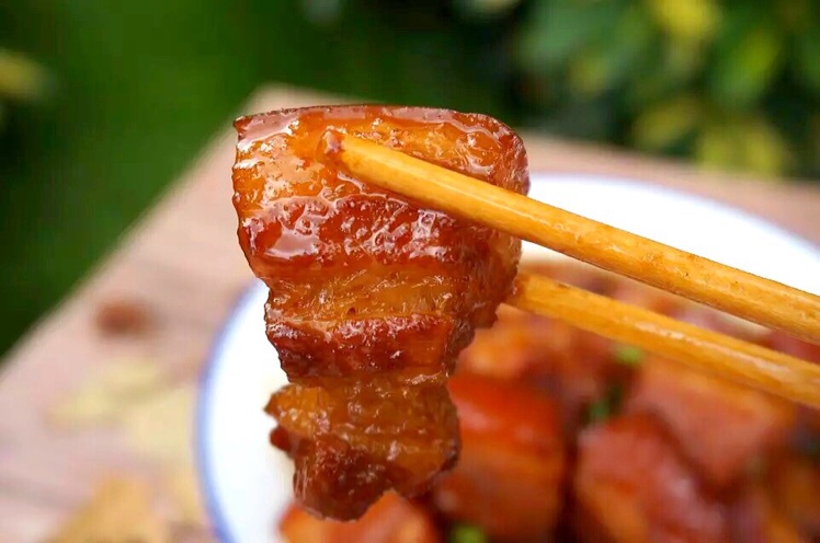 吃着碗里望着锅里的红烧肉