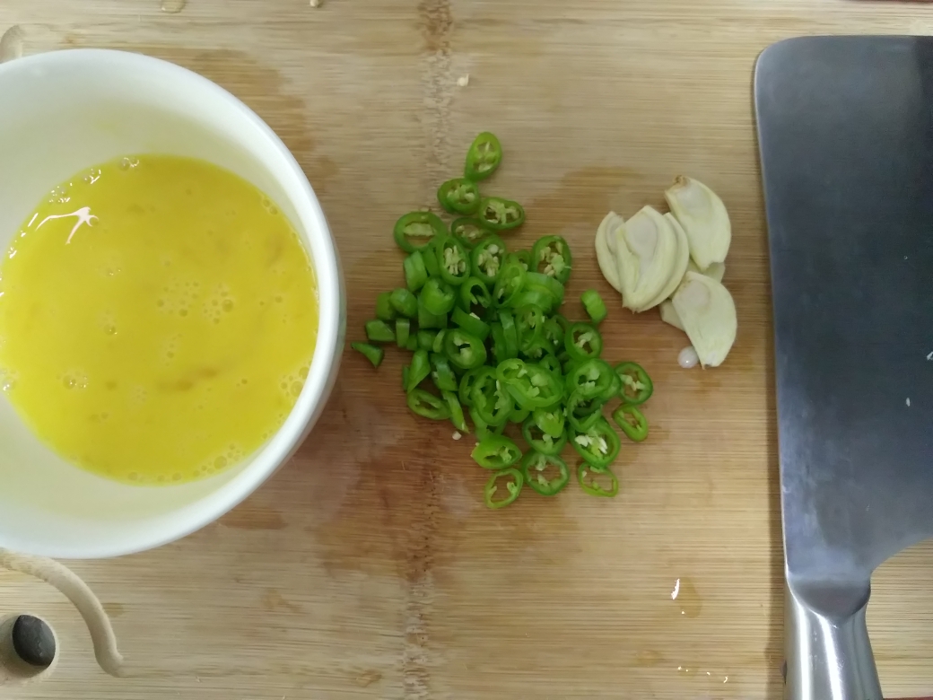 简单下饭的杭椒豆豉炒鸡蛋的做法 步骤1