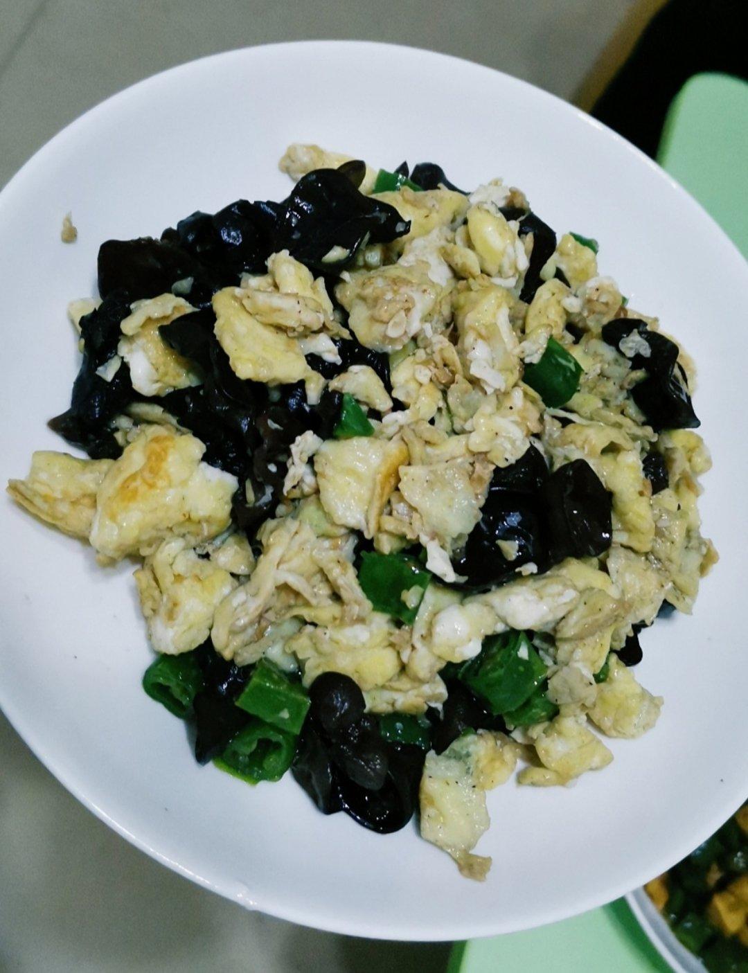 黑木耳青椒炒鸡蛋（营养又下饭）
