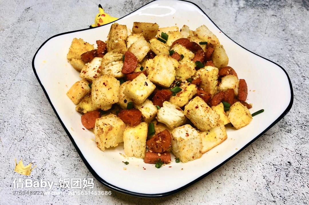 5分钟快手早餐🔥孜然馒头香肠粒❤️辣辣的真爽的做法