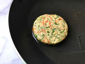 香煎豆腐蔬菜饼-快手的做法 步骤3