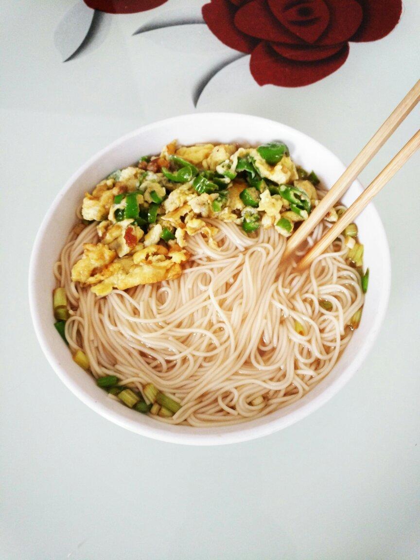 花睡醒了做的简单葱花面,很方便