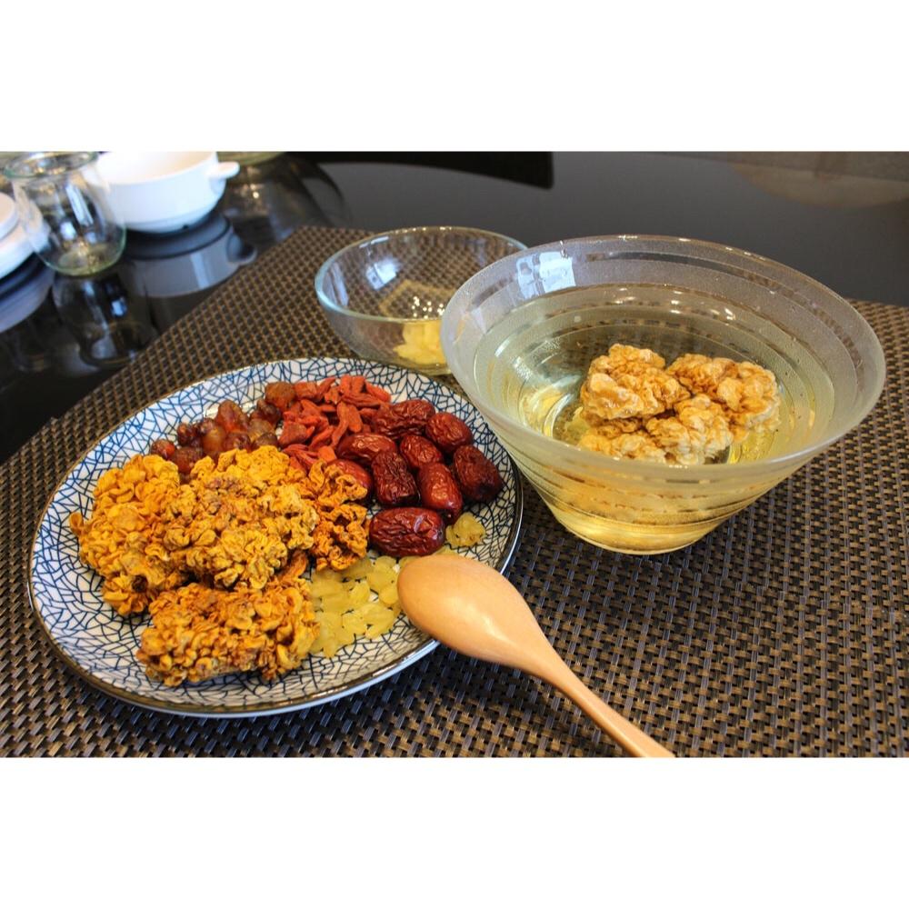 美容润肤 益气补血《桃胶皂角米百合银耳红枣羹》