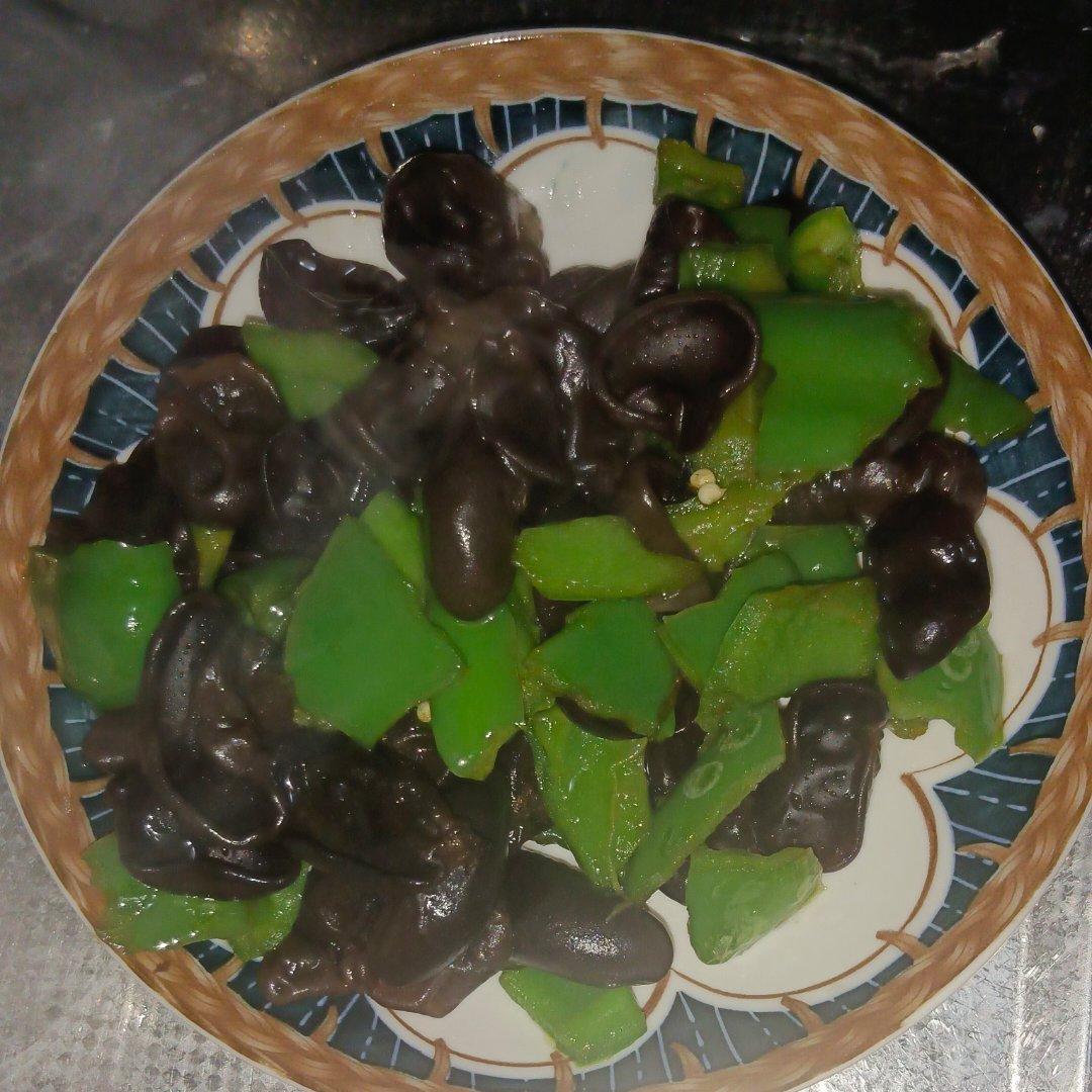 绿色养肝–青椒炒木耳