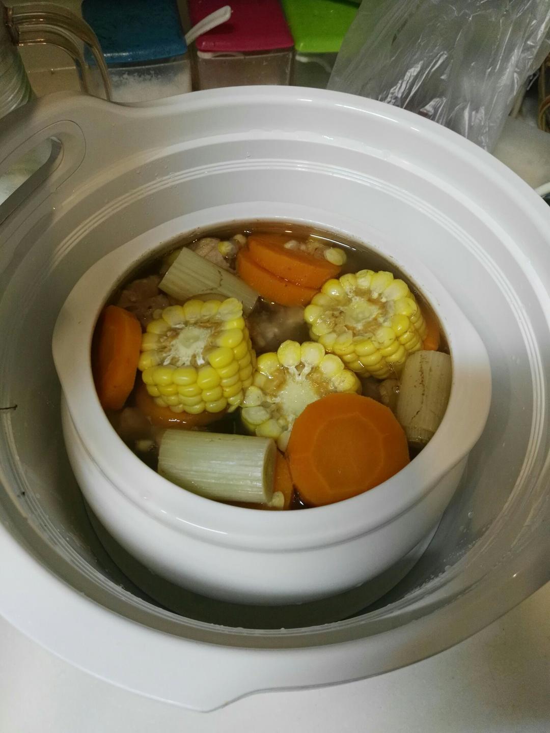 胡萝卜玉米排骨汤