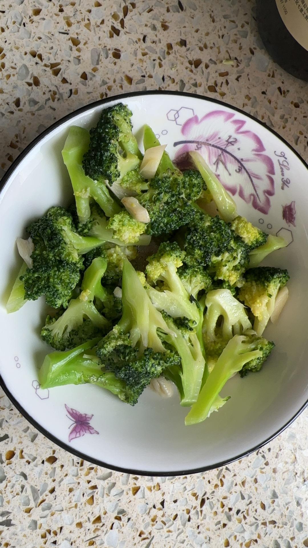 好吃到爆的耗油蒜蓉西兰花(从不修图，喜欢请关注)