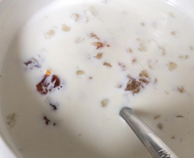 牛奶雪耳炖桃胶西米露的做法