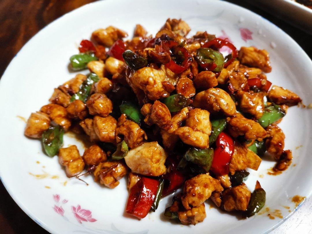 厨师长教你：“青椒炒鸡丁”的家常做法，开胃又下饭，味道很赞