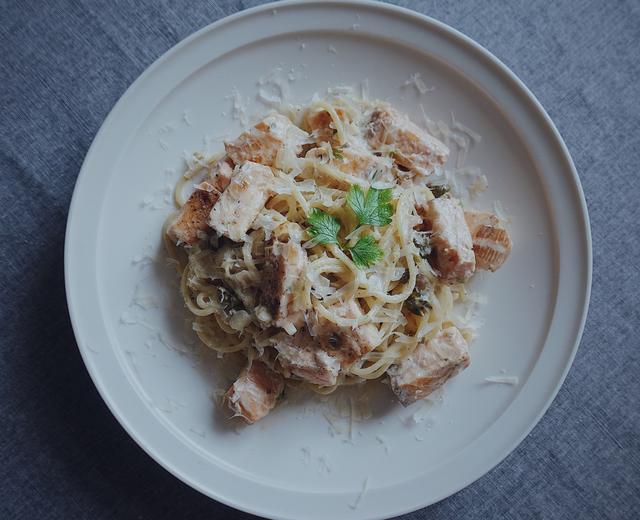 三文鱼白汁意面(消耗淡奶油的好方法)的做法