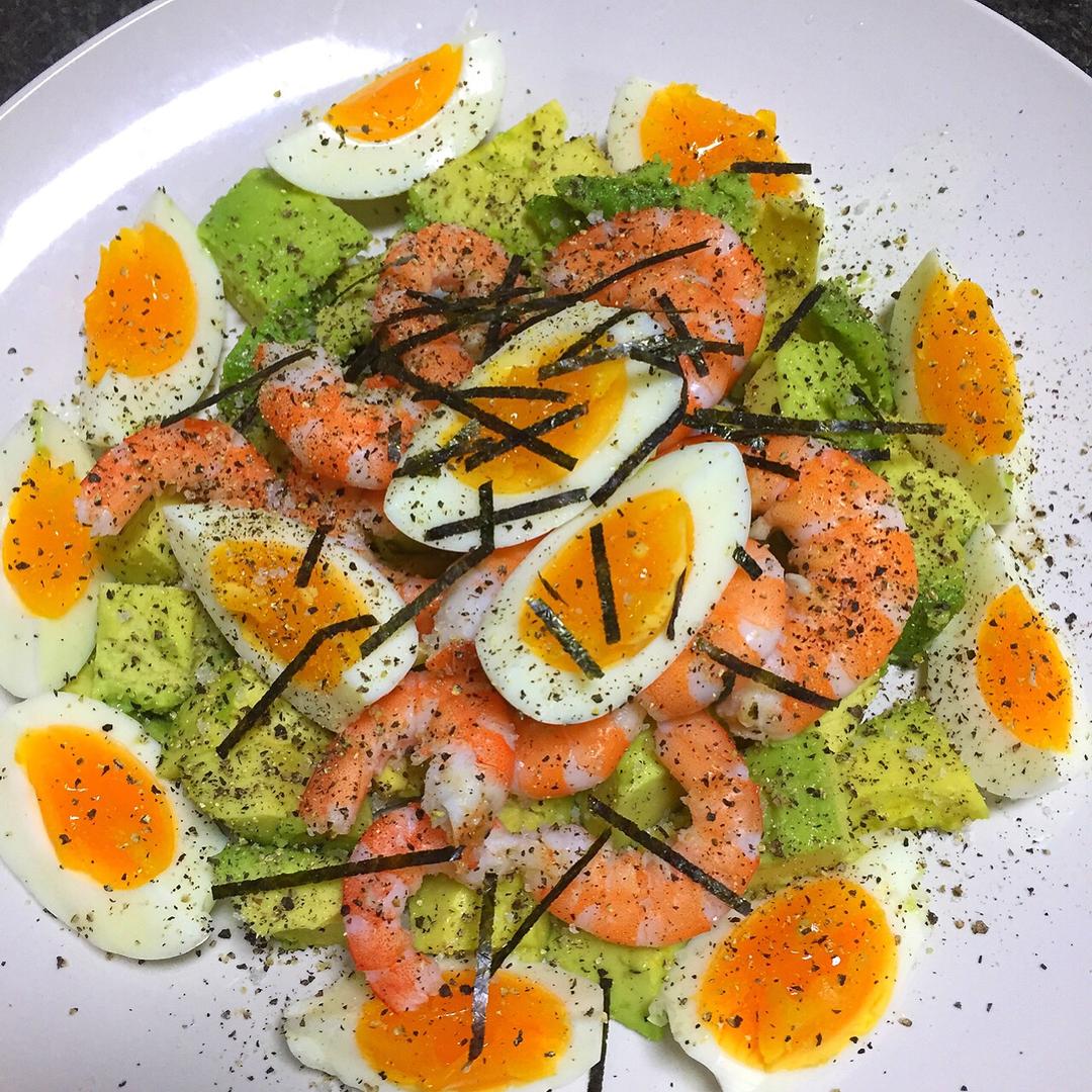 牛油果鸡蛋熟虾沙拉