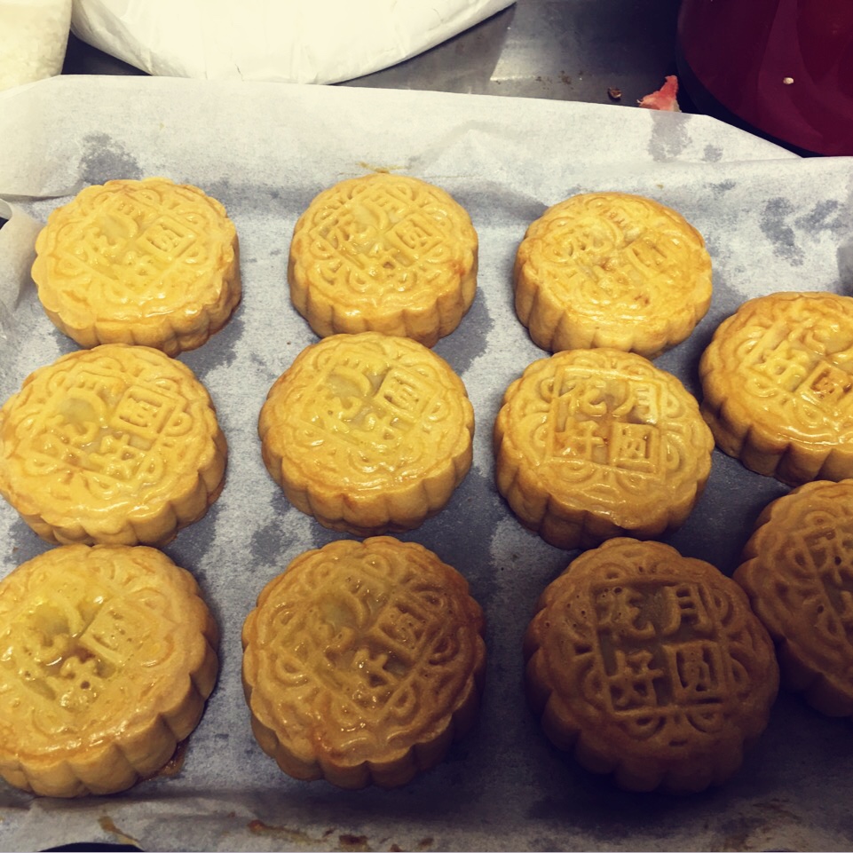 广式月饼－－蛋黄豆沙月饼