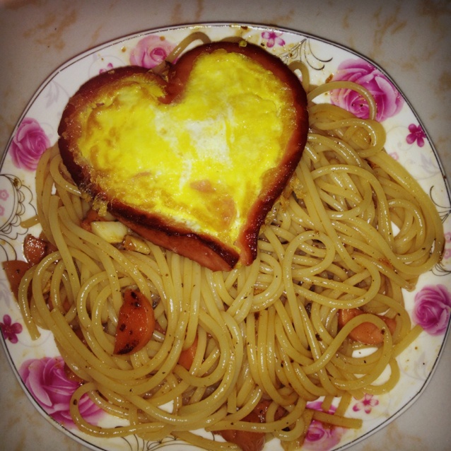 小屋灯花暖做的爱心火腿煎蛋