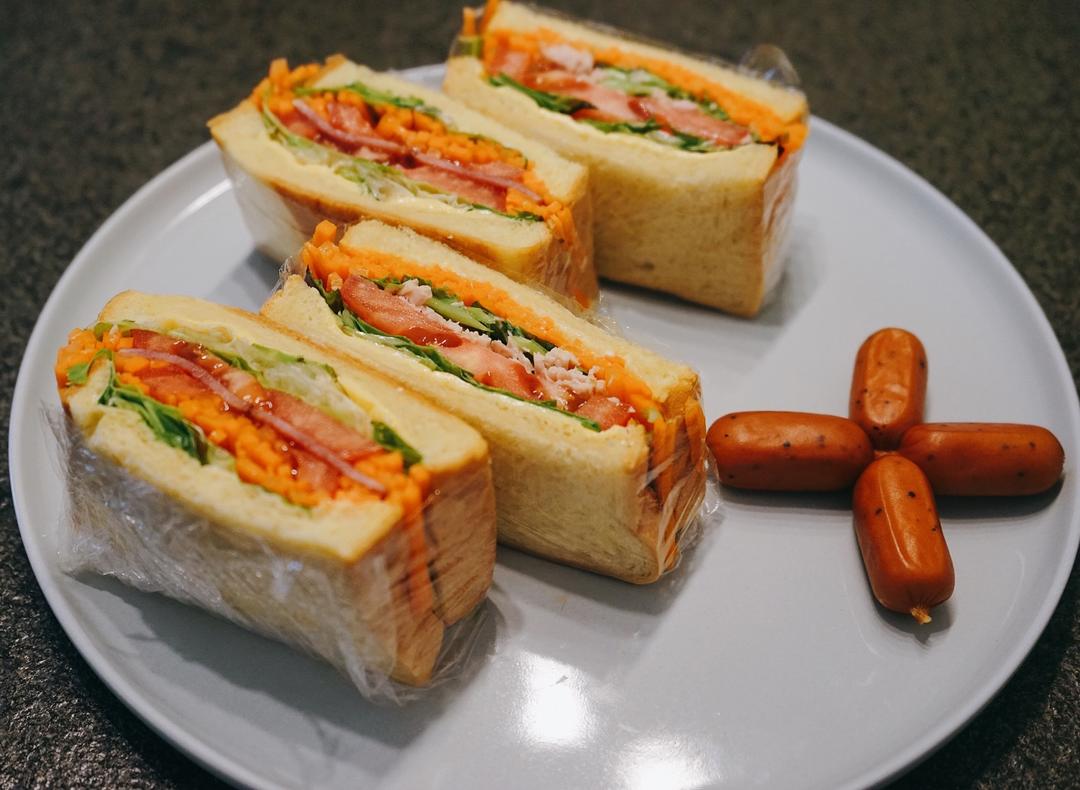 牛油果鸡蛋午餐肉三明治