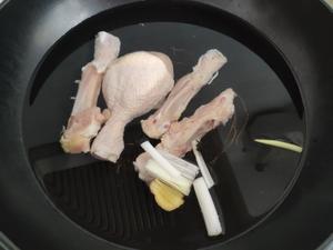 香菇炖鸡荞麦面的做法 步骤2